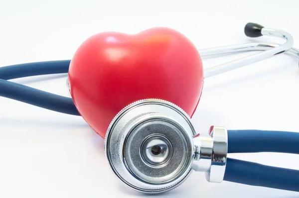 Lo stetoscopio esamina la forma del cuore davanti e si attorciglia. Quadro concettuale per la diagnostica di processo, il trattamento e la prevenzione di malattie cardiache come infarto miocardico, aritmia, insufficienza cardiaca — Foto Stock