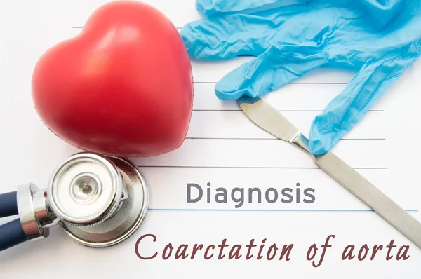 Diagnóstico Coartación de Aorta. Figura corazón, estetoscopio, bisturí quirúrgico y guantes están cerca del título Coartación de la aorta. Concepto para el diagnóstico de la enfermedad congénita y su tratamiento quirúrgico — Foto de Stock