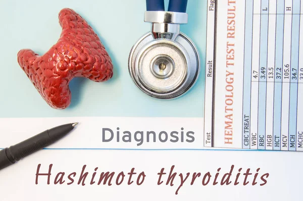 Endokrinoloji tanı Hashimoto tiroiditi. Tiroid bezi, laboratuvar kan analizi, sağlık stetoskop metin yazıtlar Hashimoto tiroiditi doktor işyeri yalan sonucu figürü — Stok fotoğraf