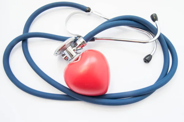 心のケアと保護。リングに折り畳まれている医療の聴診器を囲む保護、調査、診断、心循環器疾患の治療を象徴する人間の心の形 — ストック写真