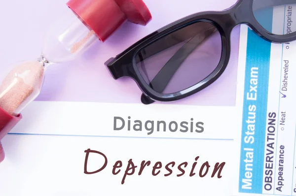 Diagnos av Depression. Timglas, Doktor Glas, mental status exam är nära inskription Depression. Orsaker, symtom, diagnos och behandling av denna psykisk sjukdom — Stockfoto