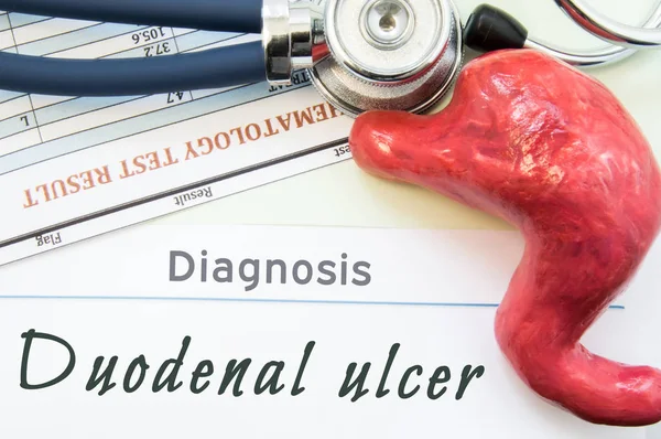 Model of stomach, blood test and stethoscope lying next to written title on paper diagnosis Duodenal Ulcer. Concept photo of causes, diagnostic, treatment and prevention of Duodenal Ulcer — Stock Photo, Image