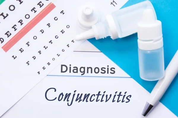 Oogheelkunde diagnose Conjunctivitis. Snellen (oog) grafiek, twee flessen van oogdruppels (medicijnen) liggen op laptop met inscriptie Conjunctivitis diagnose op het Bureau in oogarts kantoor — Stockfoto