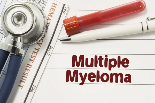 Diagnose van Multiple Myeloma. Reageerbuisjes of flessen voor bloed, stethoscoop en laboratorium hematologie analyse omringd door tekst titel van diagnose van Multiple Myeloma liggen op het werk van de arts — Stockfoto