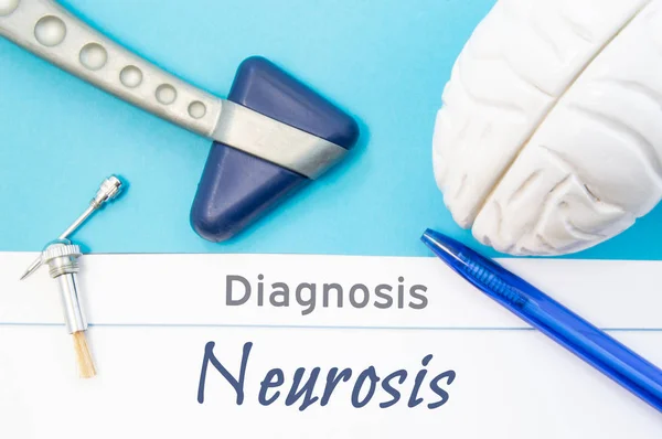 Diagnóstico neurológico de la neurosis. Martillo neurológico, figura cerebral humana, herramientas para pruebas de sensibilidad están en la mesa junto al título de diagnóstico de texto de la neurosis en el lugar de trabajo del neurólogo — Foto de Stock