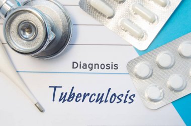 Tanı tüberküloz. Doktor stetoskop, elektronik termometre ve pad tanı tüberküloz yazıt ile yalan hap iki kabarcık. İç hastalıkları raporda kavramı