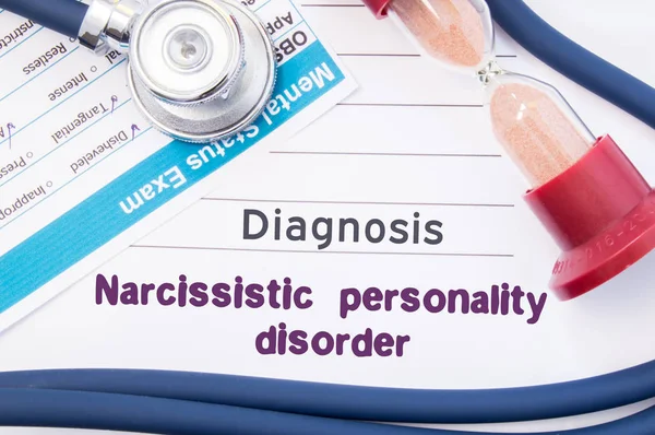 Diagnose narcistische persoonlijkheidsstoornis (Npd). Op de psychiater of psycholoog is tabel papier met inscriptie narcistische persoonlijkheidsstoornis in de buurt van psychiatrische verslag, zandloper en stethoscoop — Stockfoto