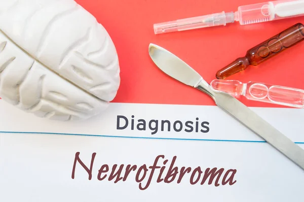 Hersenen figuur, chirurgische scalpel, spuit en flesjes rondslingeren titel diagnose Neurofibroma. Concept foto voor diagnose, chirurgische en medicinale behandeling van hersenziekten Neurofibroma — Stockfoto