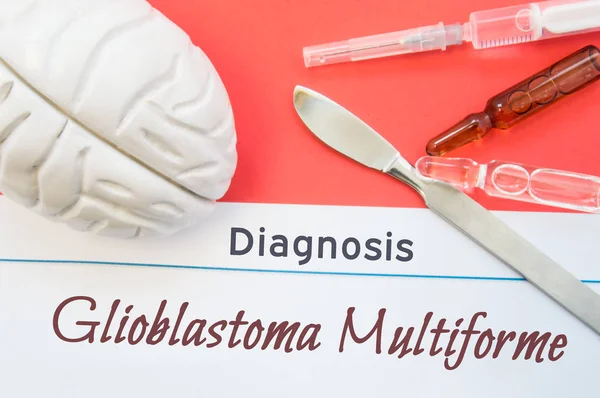 Figura cerebral, bisturí quirúrgico, jeringa y frascos alrededor del título Diagnóstico Glioblastoma multiforme. Concepto de foto para el diagnóstico, tratamiento quirúrgico y medicinal de enfermedades cerebrales Glioblastoma — Foto de Stock