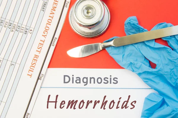 Diagnóstico Hemorroides. Guantes azules, bisturí quirúrgico, jeringa y ampolla con medicina se encuentran junto a la inscripción Hemorroides. Causas, síntomas, diagnóstico, tratamiento, dieta de esta enfermedad quirúrgica — Foto de Stock