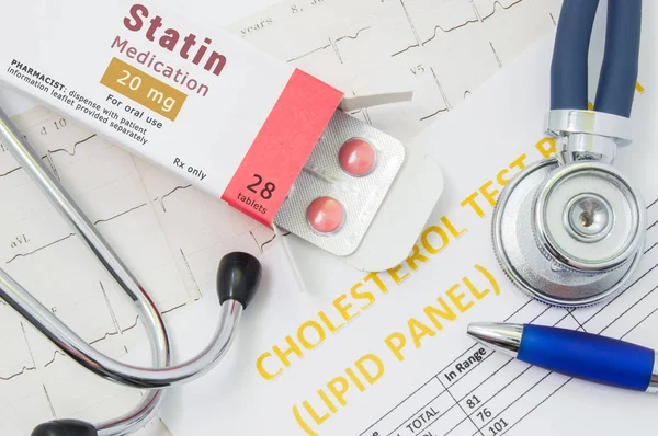 Efectos y tratamiento de las estatinas foto concepto. Embalaje abierto con tabletas de medicamentos, en el que está escrito "Statin Medication", se encuentra cerca del estetoscopio, análisis de resultados sobre el colesterol (panel de lípidos) y ECG — Foto de Stock