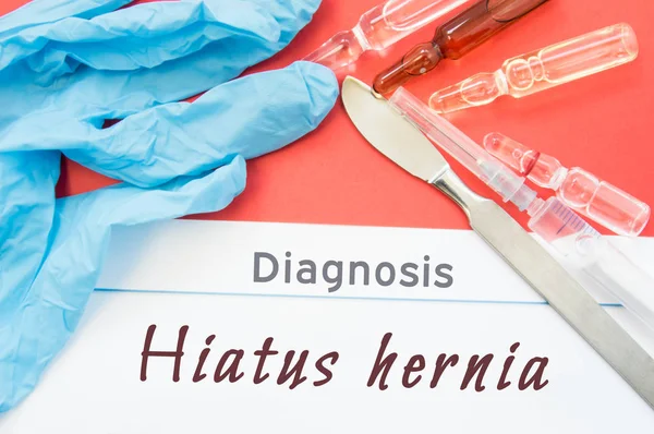 Diagnóstico Hernia de hiato. Guantes azules, bisturí quirúrgico, jeringa y ampolla con medicamento se encuentran junto a la inscripción Hiatus hernia. Causas, síntomas, diagnóstico, tratamiento, dieta de esta enfermedad quirúrgica — Foto de Stock