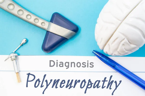 Neurologische diagnose van polyneuropathie. Neurologische hamer, menselijk brein figuur, hulpmiddelen voor het testen van de gevoeligheid zijn volgende titel van tekst diagnose van polyneuropathie op de werkplek van de neuroloog — Stockfoto