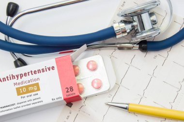 Kalp ve kan damarlarının için vazodilatatör ilaç. Doktoru kardiyolog Ekg stetoskop yakınındaki yazıt 