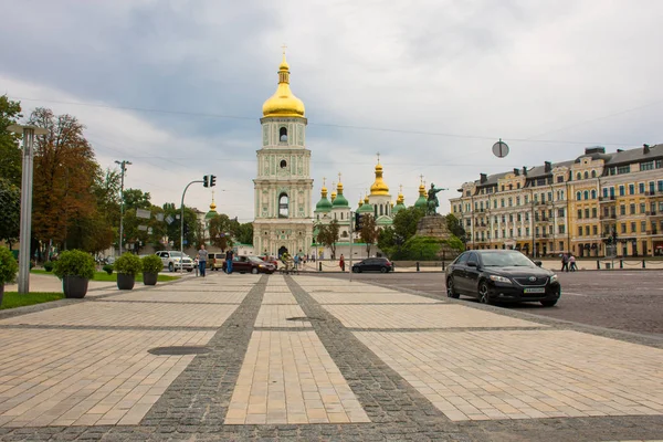 Kiev (Kiev), Ukrayna - 14 Ağustos 2017: Saint Sophia Ulusal Sanctuary (Katedrali ve belltower) ve St. Sophia Meydanı'nda Bohdan Khmelnytsky'e anıt. Uzaktan gelen St.Michael'ın Manastırı görüntülemek 