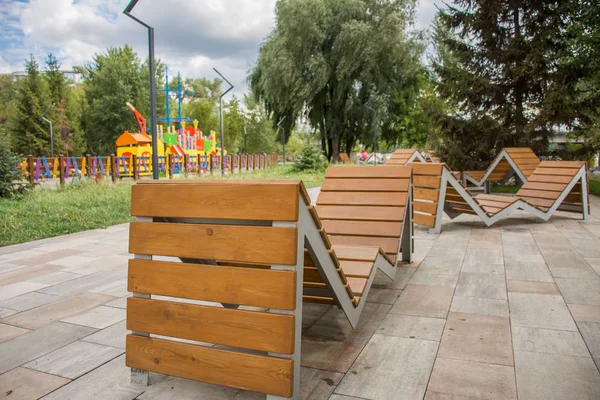 Arka plan çok renkli oyun üzerinde bir seçenek kentsel sokak dekorasyon olarak kırık bükülmüş ahşap banklar. Setin yakınındaki nehrin Desenka Kiev (Kiev) Ukrayna