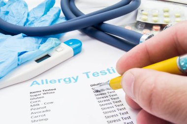 Doktor hastanın Anti analiz stetoskop ve termometre bakar. İş veya profesyonel faaliyetleri pratisyen, alerji, çocuk doktoru veya terapist alerji tedavisi içinde sahne