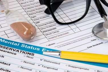 Doktor psikiyatrist ya da anksiyete ve depresyon ile hasta danışmanlık psikolog çalışma yeri sahne fotoğraf. Belirti anksiyete depresyon hasta tıp tarihinin stetoskop çalışıyorsa vurgulamak