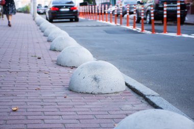 Araba veya motorlu araç stop güvenlik bariyerleri veya hemisferlerin sınır elemanları. Yolun kenarında araçlık Park kaldırımlarda önlemek için beton yapılar yerleştirilir