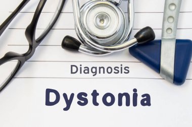 Distoni nörolojik tanısı. Nörolojik çekiç, stetoskop ve doktorun gözlük doktor işyeri defter, distoni, tıbbi tanı başlığı ile etiketli bir yaprağına yalan