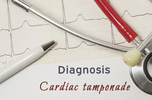Cardiale diagnose van cardiale Tamponade. Op arts werkplek is papieren medische documentatie, die diagnose van cardiale Tamponade aangegeven, omringd door rode stethoscoop, Ecg lijn en pen close-up — Stockfoto
