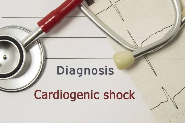 Cardiale diagnose van cardiogeen schok. Op de werkplek van de arts zijn rode stethoscoop, afgedrukt op papier ECG-lijn en een pen dicht omhoog liggend op medische handboek, die diagnose van cardiogeen Shock aangegeven — Stockfoto