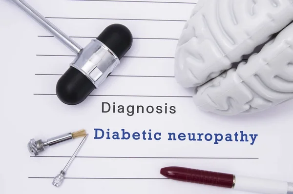 당뇨병 신경 병의 진단입니다. 신경과의 사무실에 있는 테이블에 당뇨병 신경 병의 제목 진단 의료 종이 양식에 신경 망치와 뇌 그림 거짓말 — 스톡 사진