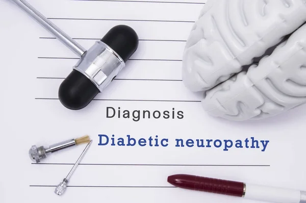 Diagnóstico de neuropatía diabética. Martillo neurológico y figura cerebral se encuentran en un formulario de papel médico con un diagnóstico de encabezamiento de la neuropatía diabética en una mesa en el consultorio de un neurólogo — Foto de Stock