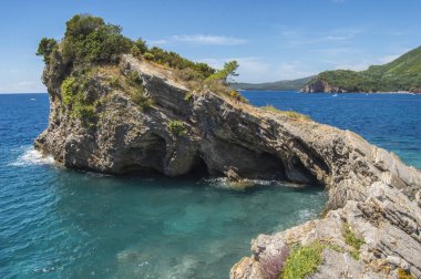 Küçük bir kayalık ada yeşil ağaçlar, çalılar ve Adriyatik Denizi yakınındaki St. Nicholas Adası (mağarasını) mağaralar. Değil Budva, Karadağ çok uzak