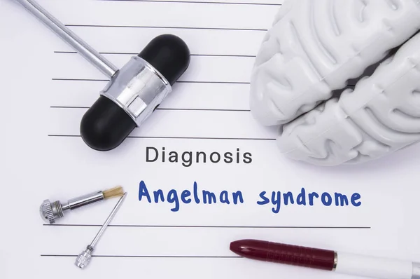 Diagnóstico del síndrome de Angelman. Martillo neurológico y figura cerebral se encuentran en un formulario de papel médico con un diagnóstico de cabecera del síndrome de Angelman en una mesa en el consultorio de un neurólogo — Foto de Stock