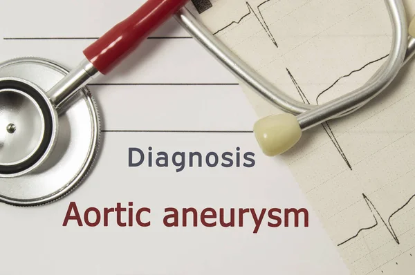 Cardiale diagnose van aorta aneurysma. Op de werkplek van de arts zijn rode stethoscoop, afgedrukt op papier ECG-lijn en een close-up van de pen liggend op medische handboek, die diagnose van aorta aneurysma aangegeven — Stockfoto
