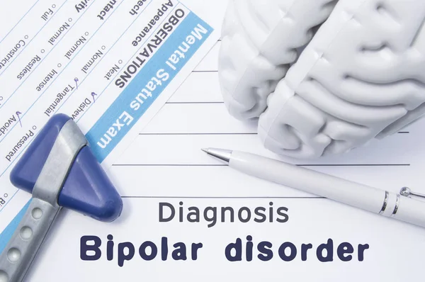 Diagnóstico Trastorno Bipolar. Opinión psiquiatra médica con diagnóstico psiquiátrico escrito de trastorno bipolar, examen de estado mental cuestionario, forma cerebro y martillo neurológico está en la mesa — Foto de Stock