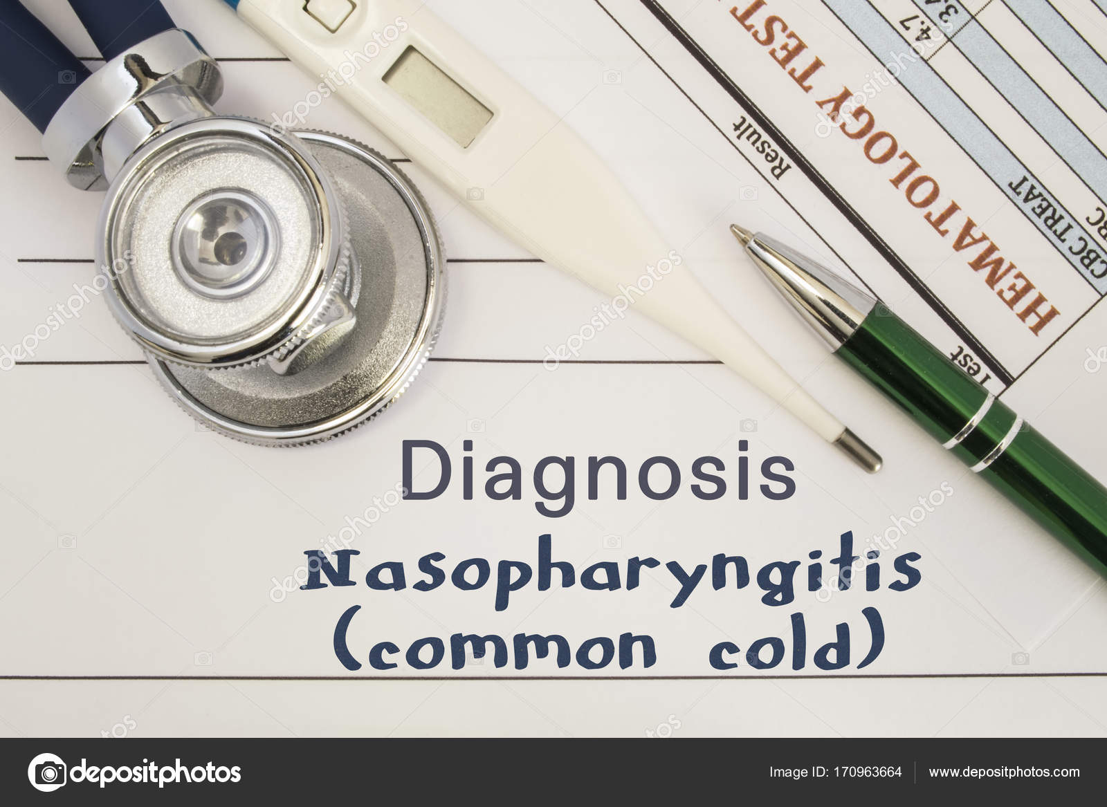 진단 코인 (감기) 청진 기, 전자 온도계, 환자 혈액 검사 결과 진단 작성 된 병력에 코인 (감기) — 스톡 사진 ©  Shidlovski #170963664