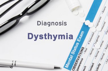 Dysthymia tanısında. Mental durum sınav, ufalanmış hap yazıt psikiyatrik tanı Dysthymia beyaz arka plan veya beyaz işyeri psikiyatrist veya psikolog ile kapsayıcıyla sonuçlarını
