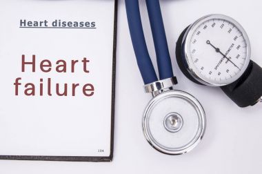 İşareti Kardiyoloji Anabilim hastanede arka plan asılı bir stetoskop 