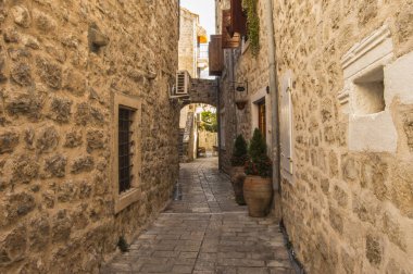 Dar Arnavut kaldırımlı sokakları, kemer arka plan ve dostça kapılarını eski şehir Budva, Karadağ