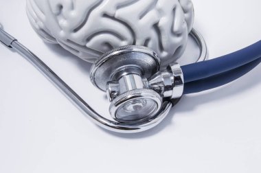 Stetoskop veya phonendoscope beyaz tıbbi tablo görünümünü yukarıda yatan beyin inceleyin. Nörolojik veya nörolojik muayene veya araştırma için fikir