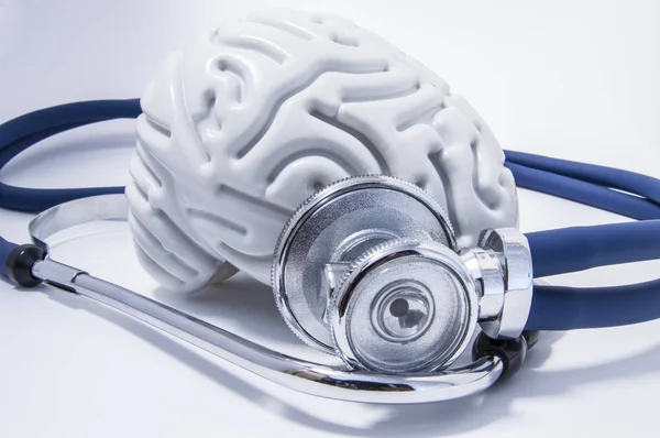 A figura do cérebro humano com um estetoscópio ou fonendoscópio ao seu redor. Imagem para exames ou pesquisas neurológicas médicas — Fotografia de Stock