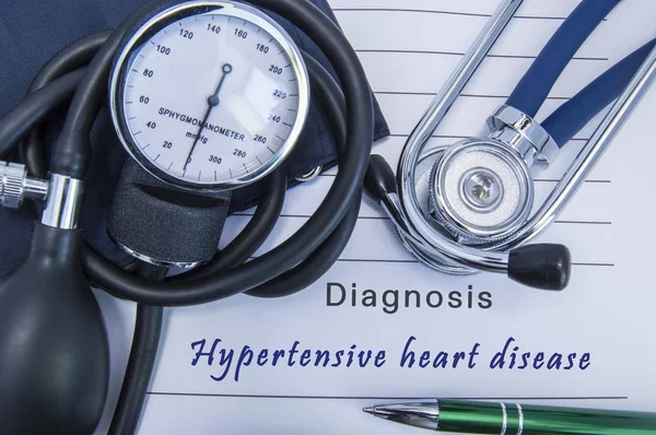 Diagnose Hypertensieve hartziekte. Een stethoscoop, bloeddrukmeter met een leugen van de manchet op medisch formulier documentatie met diagnostiek Hypertensieve hartziekte in office arts voor inwendige geneeskunde — Stockfoto