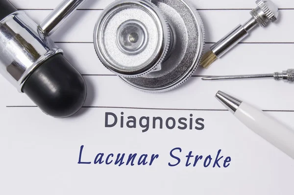 Diagnosi di ictus lacunare. Dichiarazione del medico con diagnosi Lacunar Stroke è sul posto di lavoro neurologo, che sono stetoscopio, martello e strumenti per determinare la sensibilità — Foto Stock
