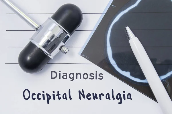 Diagnose Occipital neuralgie. Geschreven medisch rapport, die neurologische diagnose Occipital neuralgie aangegeven, omringd door Mri van de hersenen en reflex hamer op Bureau in het kantoor van arts — Stockfoto