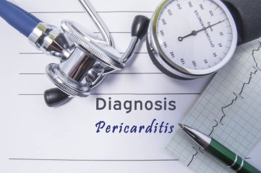 Kalp tanı arasında perikardit. Tıbbi form rapor ile birlikte yazılı doktor kabine, tabloda yatan arasında perikardit tanısında stetoskop, Manometre ve EKG tarafından çevrili. Kardiyoloji için kavram