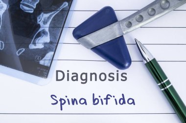 Spina Bifida tanısında. Tıbbi sağlık geçmişi MRI görüntü sakral omurga ve nörolojik çekiç Spina Bifida, tanısı ile yazılmış. Nöroloji, Nöroloji, beyin cerrahisi için tıbbi kavramı