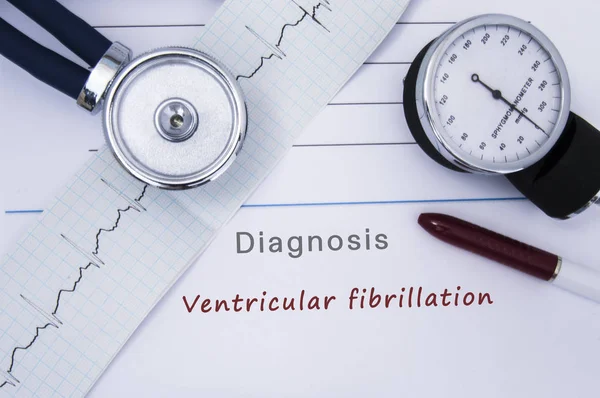 Papieren medische vrijwaringsformulier met diagnose van ventrikelfibrillatie uit categorie Cardiac aritmie ziekten met gedrukte Ecg, stethoscoop. Medische verslag van een cardioloog of interne geneeskunde — Stockfoto