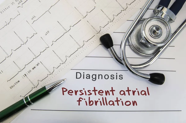 Diagnose van persistente boezemfibrilleren. Stethoscoop, groene pen en elektrocardiogram lig op medisch formulier met diagnose van persistente boezemfibrilleren op het Bureau in het kantoor van de cardioloog — Stockfoto