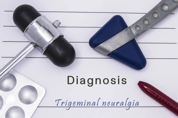 Medisch formulier met tekst diagnose trigeminus neuralgie, twee medische neurologische reflex hamers, geneeskunde pillen in een doordrukverpakking en een balpen afgedrukt op de tafel in de spreekkamer — Stockfoto