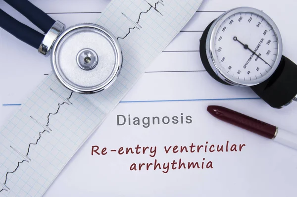 Medische vrijwaringsformulier met diagnose van Re-entry ventriculaire aritmie uit categorie Cardiac aritmie ziekten met Ecg en stethoscoop. Medische verslag van een cardioloog of doctor in de interne geneeskunde — Stockfoto