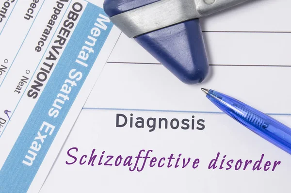 Psychiatrische diagnose schizoaffectieve stoornis. Op psychiater is werkplek medisch attest waarin diagnose van schizoaffectieve stoornis omgeven van vragenlijst geestelijke status examen aangegeven — Stockfoto