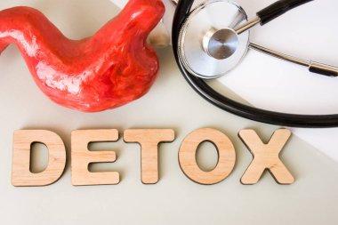 Mide Detoks konsept fotoğraf. Word Detoks üçboyutlu harfler, 3d mide modeli ve sağlık stetoskop yakındır. Sağlık Diyet detoksifikasyon için program ve mide kadın ve erkekler için temiz