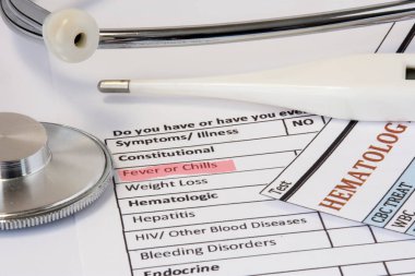 Ateş ya da titreme belirtileri veya hastalık fotoğraf. Hastanın tıbbi geçmişini, stetoskop, dijital termometre ve kan analizi yanındaki nerede vurgulanan belirtisi ateş ya da titreme, kağıt levha